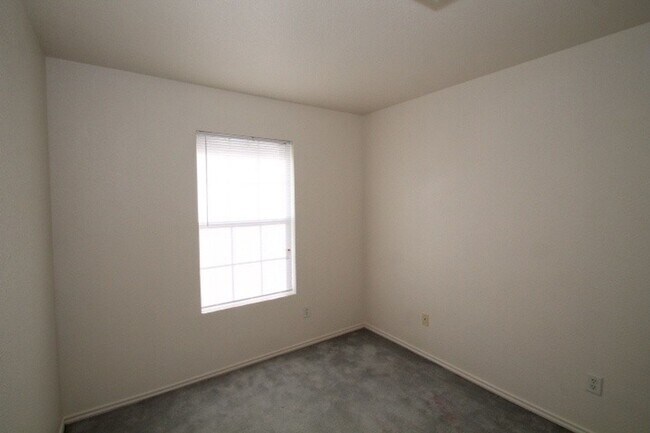 Building Photo - Convenience!