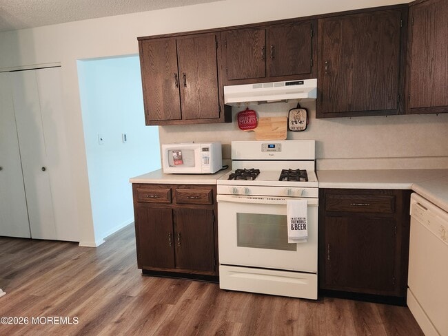Building Photo - 206 Yorktowne Dr