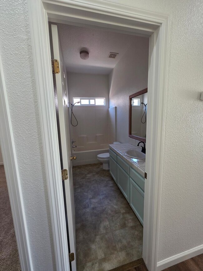 Building Photo - 3 bedroom 2 bathroom in a desirable SE Vis...