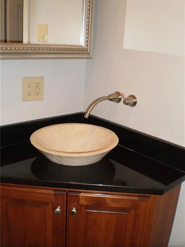 Building Photo - Beautifully Renovated 4bdrm/2.5bth Tri-Lev...