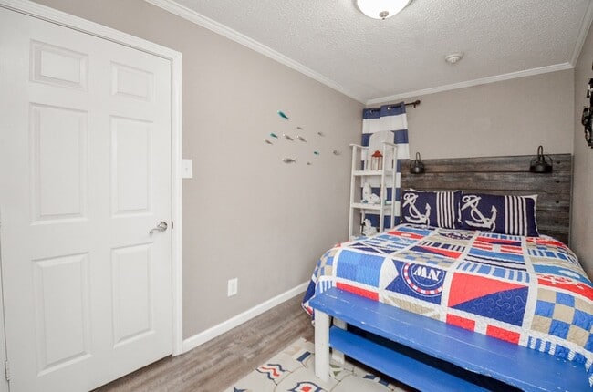 Building Photo - 6102 Seawall Blvd