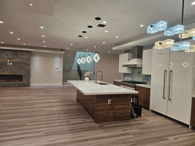 Building Photo - Exquisite 5-Bedroom Luxury Pool Home with ...
