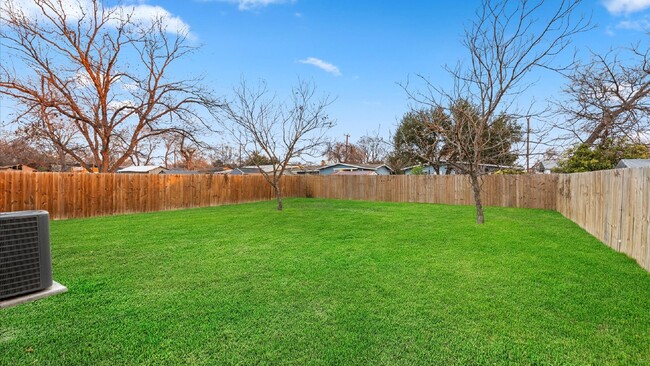 Building Photo - Charming Renovated Home with Huge Backyard!