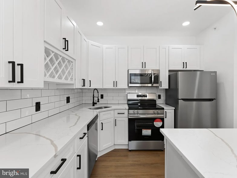 Building Photo - 2331 N Front St