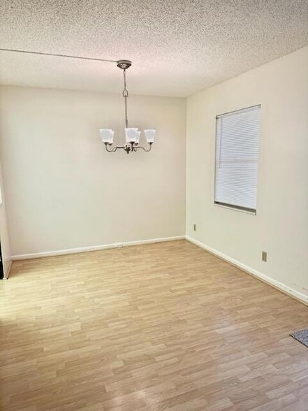 Building Photo - 3063 Ainslie Dr