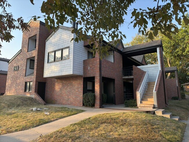 Building Photo - Stylish 1-Bedroom Apartment with Luxurious Updates in a Serene Setting