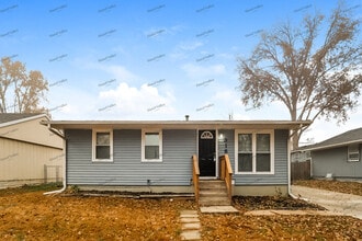 Building Photo - 318 Holiday Dr