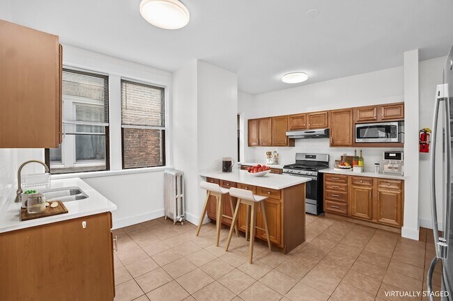 Building Photo - 1347 E Hyde Park Blvd