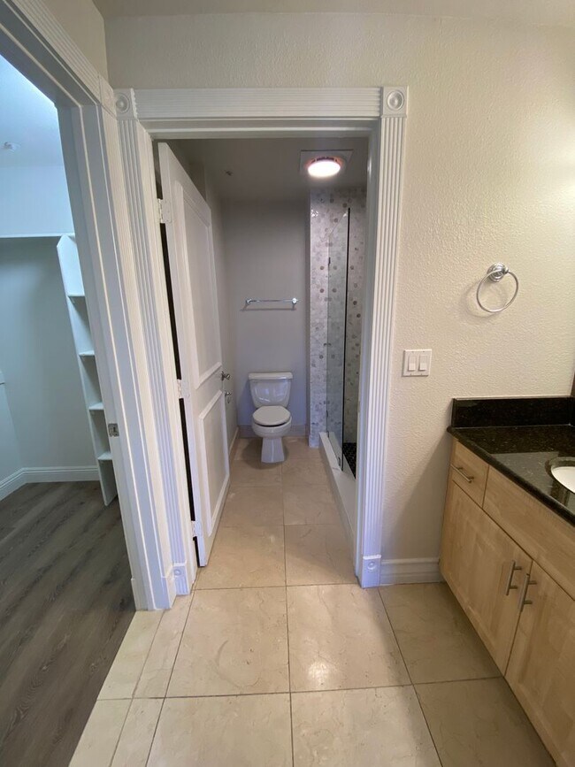 Building Photo - Remodeled 2 Bedroom Condo Just Off the Strip!
