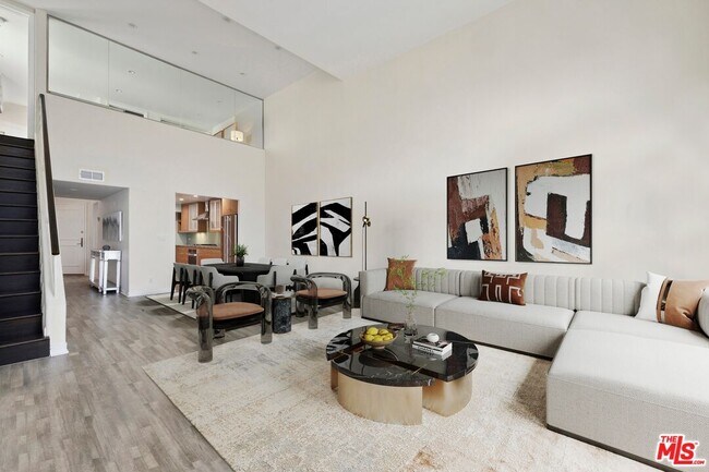 Building Photo - 435 Arnaz Dr