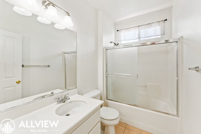 Building Photo - Bright & Spacious 3-Bedroom 2.5 Bath Home in Gated Oak Creek Community