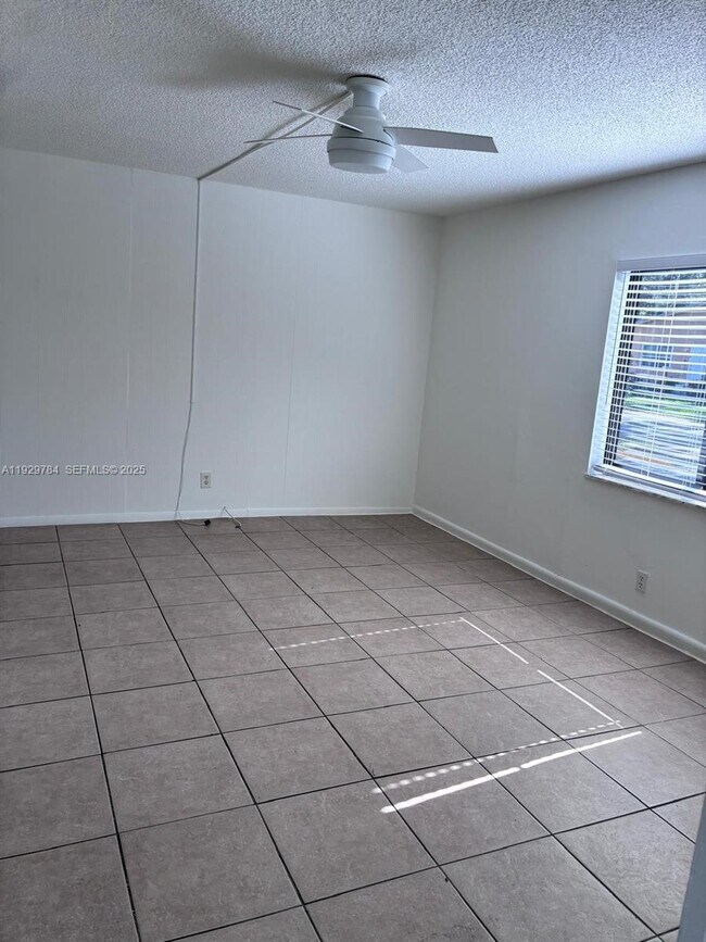 Building Photo - 1028 NE 39th Dr