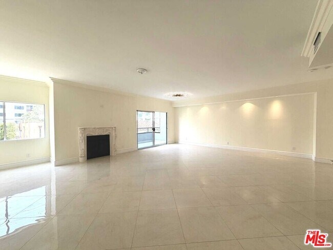 Building Photo - 121 S Palm Dr
