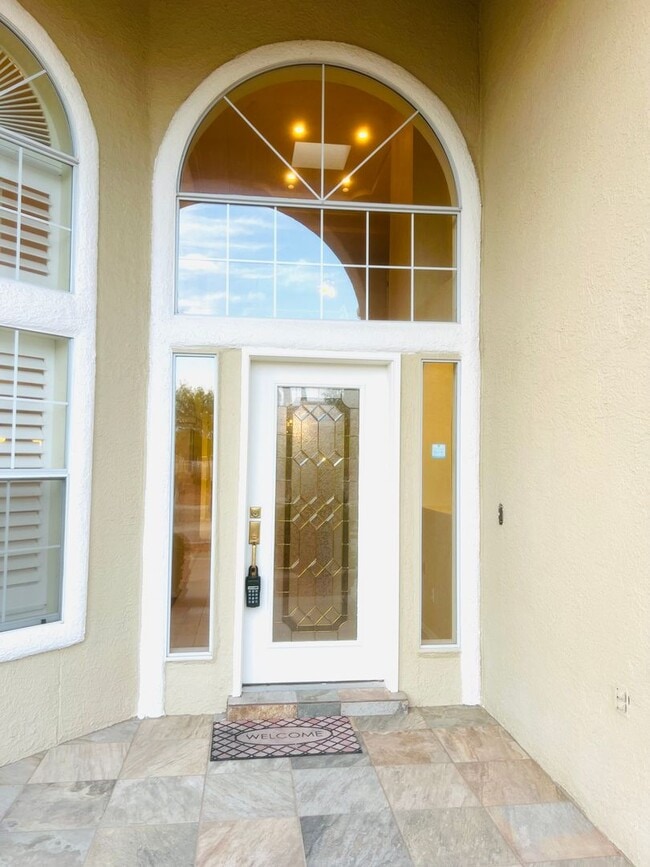 Building Photo - Stunning 4 bedroom, 3 bath home in West El...