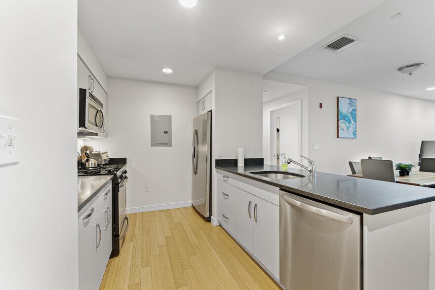 Building Photo - 601 Albany St