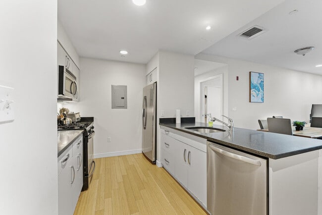 Building Photo - 601 Albany St