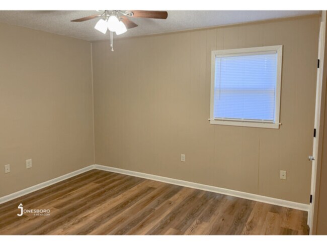 Building Photo - Pekin Apartments: Water, Sewer, &amp; Electric Included!