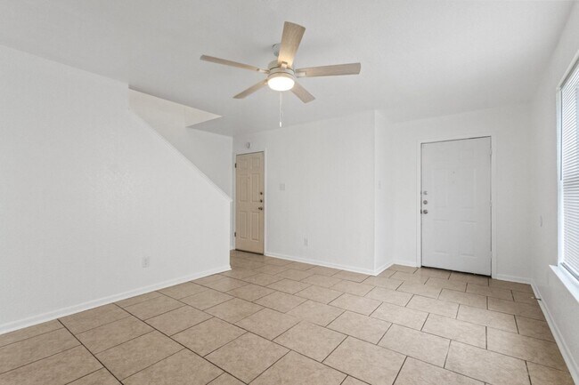 Building Photo - Close to Fort Hood! Town Home featuring 2 Bedrooms, 1.5 Baths, and 1 Car Garage