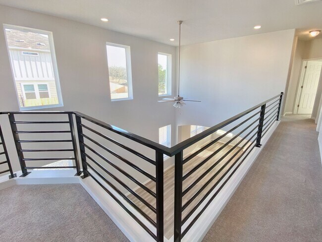 Building Photo - Beautiful and Spacious 4/BR 3.5/BA Modern ...