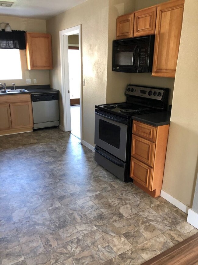 Building Photo - Cute 2 bedroom with garage