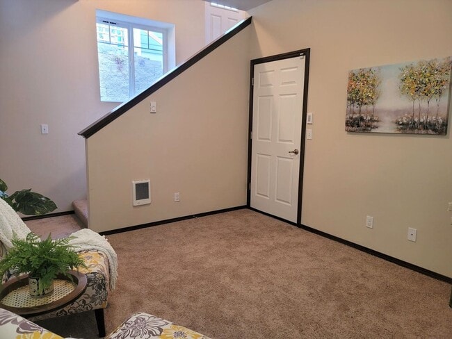 Building Photo - 2 Bedroom Townhome in Beautiful Poulsbo Place