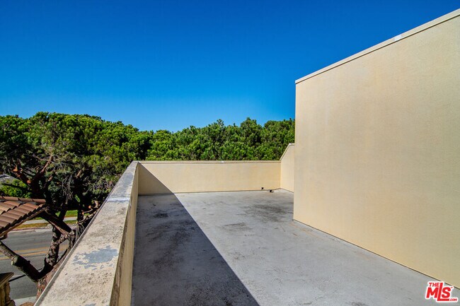 Building Photo - 11428 National Blvd