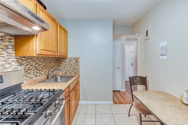 Building Photo - 250 W Merrick Rd