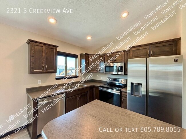 Building Photo - 2321 S CreekView Ave