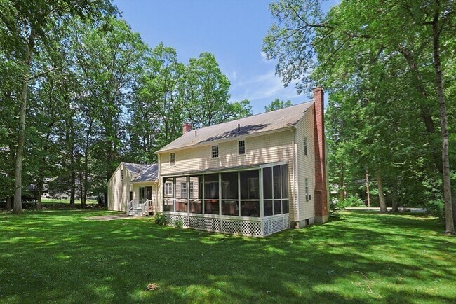 Building Photo - 12 Carriage Dr