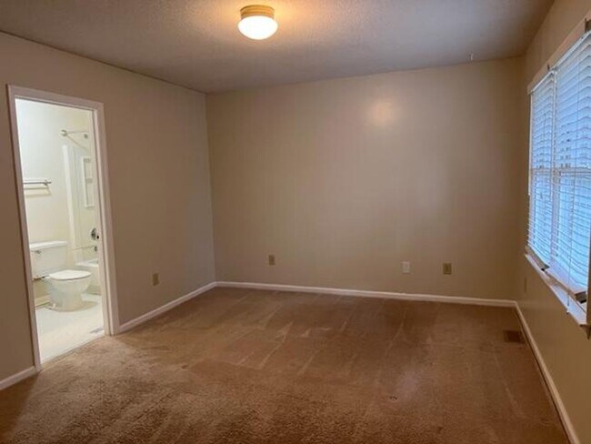 Building Photo - 1551 Woodcroft Dr