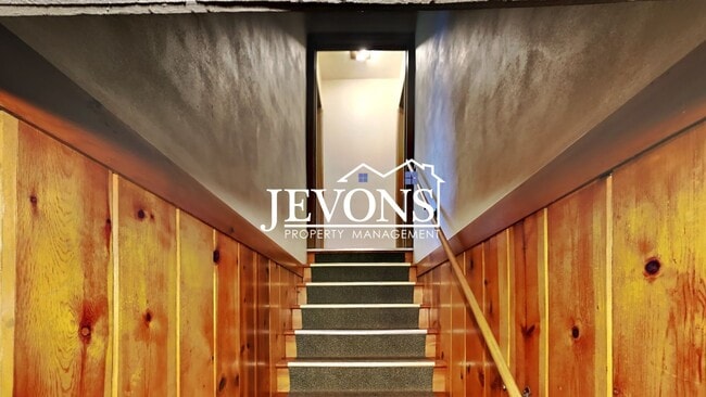 Building Photo - 4105 W Lincoln Ave