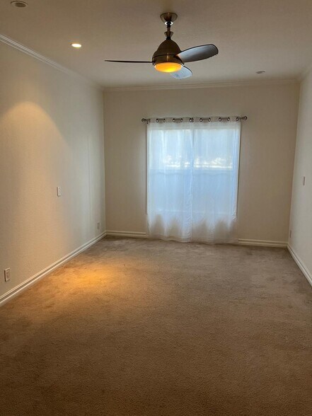 Building Photo - 300 N El Molino Ave