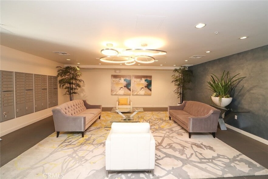Lobby - 436 S Virgil Ave