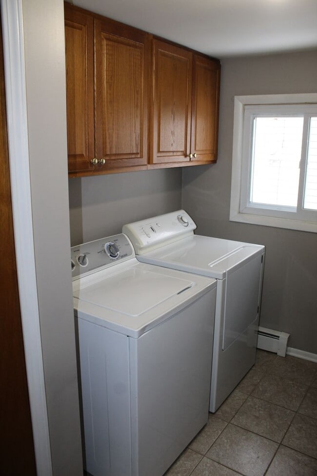 Building Photo - Available Now! 2 Bedroom 1 Bath home in Bu...