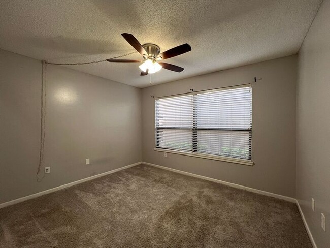 Building Photo - 5409 Pine Creek Dr
