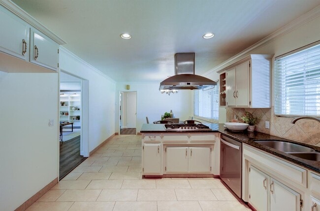 Building Photo - 2553 W Scott Ave