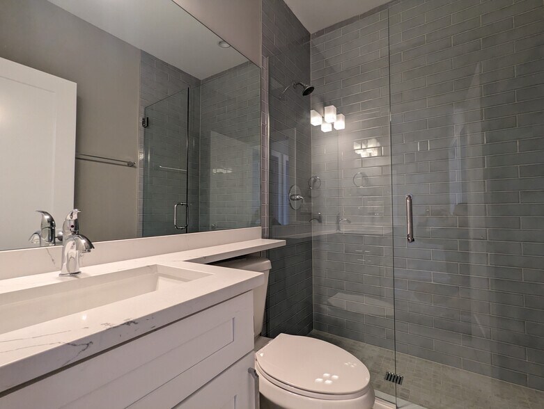 Building Photo - 3935 N Janssen Ave