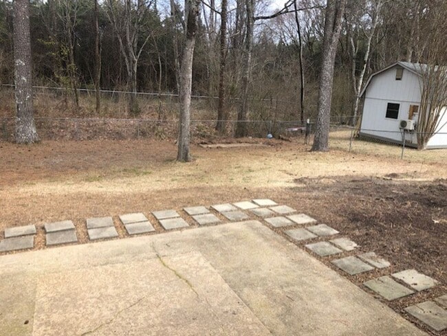 Building Photo - 2202 Holly Hill Dr