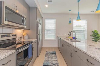 Building Photo - Stylish Houston Apartment | $99 Move-In!