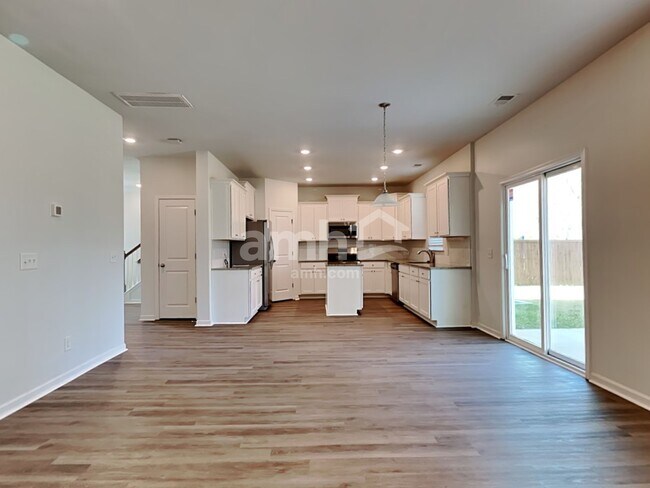 Building Photo - 517 Bush Dr