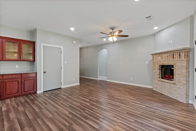 Building Photo - 1253 E Jessamine St