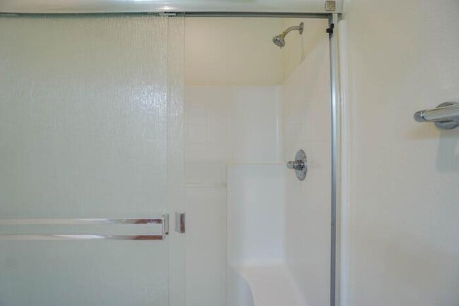 Building Photo - THREE BEDROOM TOWNHOUSE