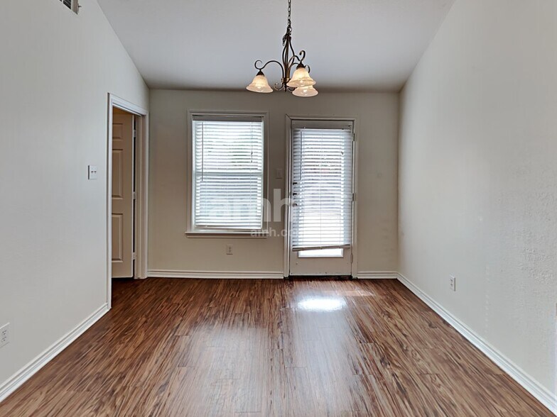 Building Photo - 9024 Eastwood Ave