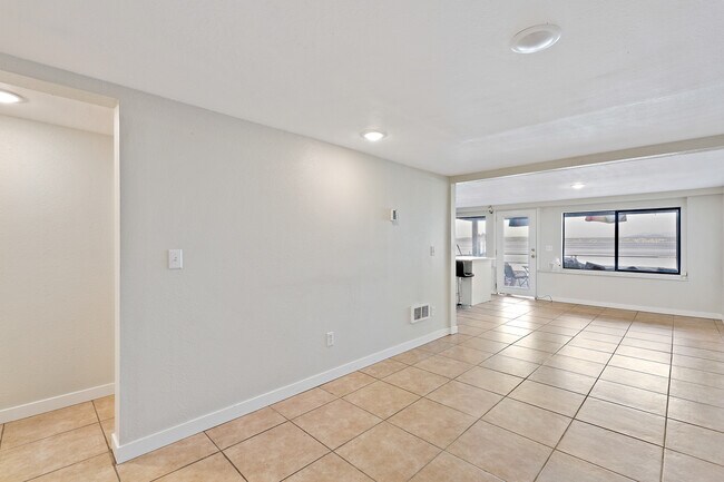 Building Photo - 4703 Beach Dr SW