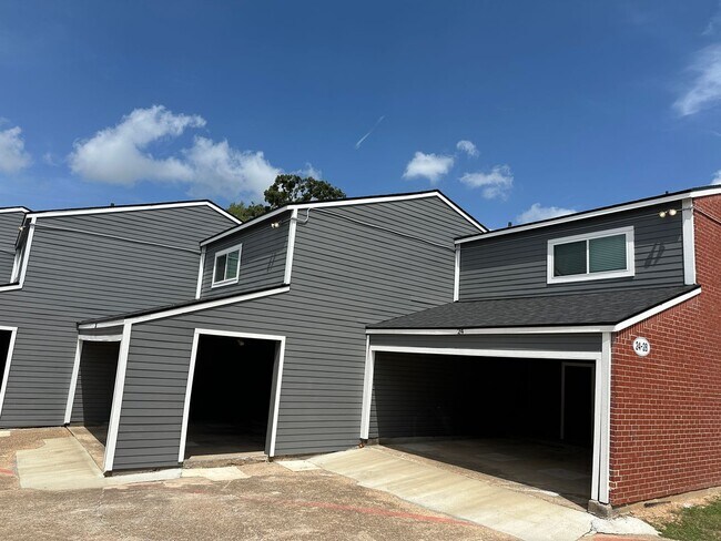 Building Photo - College Station - 2 bedroom / 1.5 bath Condo - 2 story with covered parking -