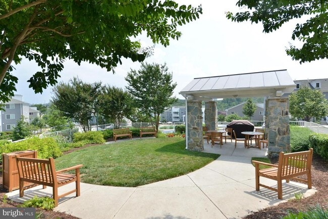 Building Photo - 4113 S Four Mile Run Dr