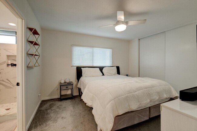 Building Photo - 75240 Camello Ct N