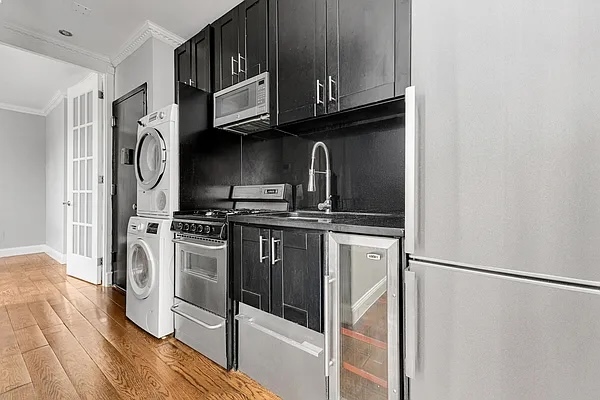 Building Photo - 212 E 105th St