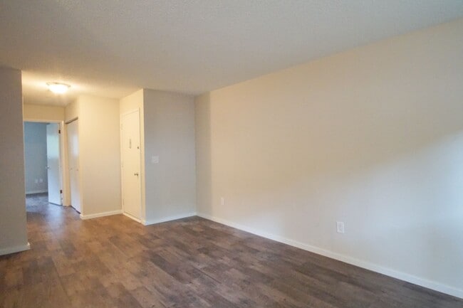 Building Photo - Spacious Ground-Floor One-Bedroom in Desir...