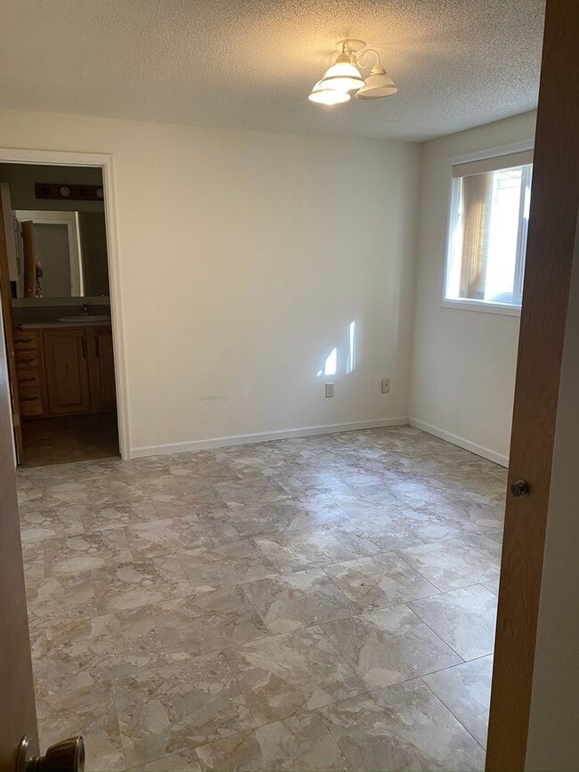 Building Photo - 3 BEDROOM | 2 BATH | DOUBLE GARAGE | WEST